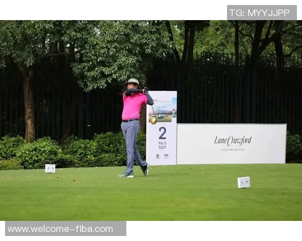 富保罗表达对小里球技的欣赏并请求其传授高尔夫技巧